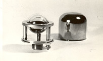 Täissümmeetriline soojuskiirguse osas kompenseeritud täppispüranomeeter (all taeva soojuskiirgust peegeldav metallalus). J. Reemann, teostus sektori töökoda.
