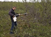Subarktilise taimestiku peegeldusspektri mõõtmine SVC HR-1024 ja kardaanil optilise sisendiga Abiskos (Põhja-Rootsi) suvel 2012. Mõõdab Joel Kuusk. Taras Kazantsevi foto.