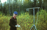 U. Peterson mõõdab 4-kanalilise käsifotomeetriga raiesmikel 1986. a. suvel.